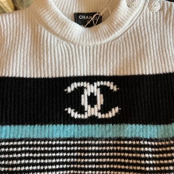 NWT AUTH CHANEL 22B CC Logo Pullover Sweater. - Picture 4 of 10